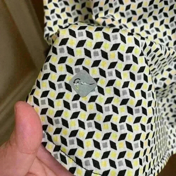 Greg Norman Women’s Golf Shirt XS Black with Patterns Special PGA Patch on Back - Picture 4 of 9